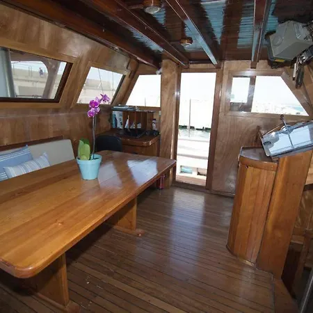 Barco Clasico En Barcelona Botel