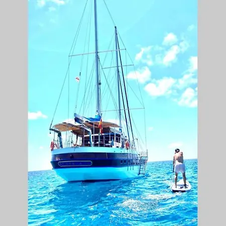 Botel Barco Clasico En Barcelona
