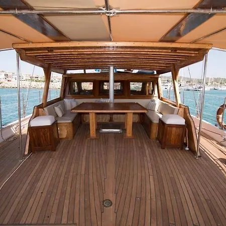 Barco Clasico En Barcelona Botel *