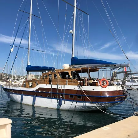Botel Barco Clasico En Barcelona *
