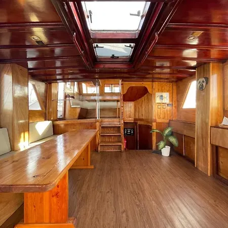 Botel Barco Clasico En Barcelona