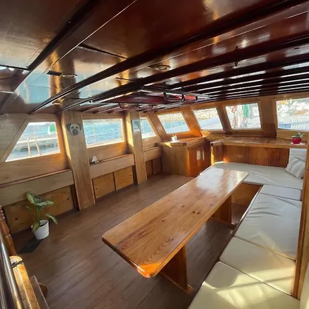Botel Barco Clasico En Barcelona Sant Adria de Besos