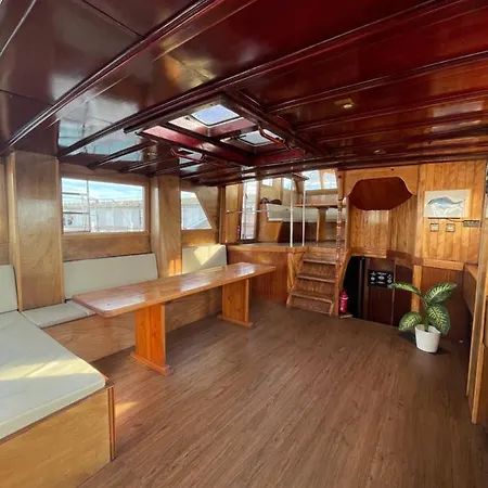 Barco Clasico En Barcelona Botel