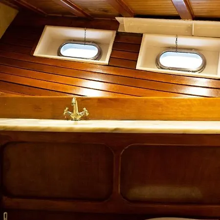 Botel Barco Clasico En Barcelona *