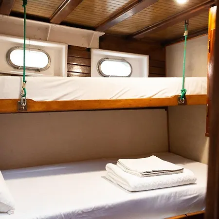 Barco Clasico En Barcelona Botel *