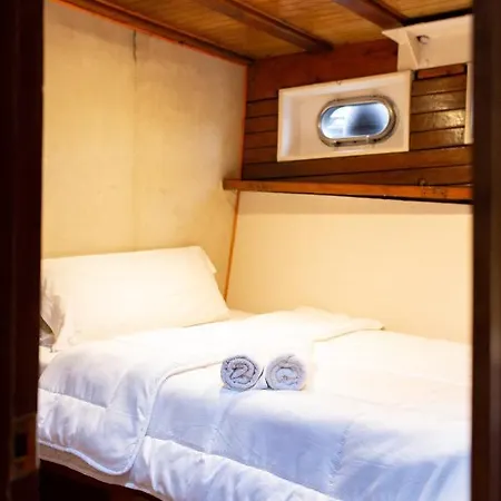 Botel Barco Clasico En Barcelona *