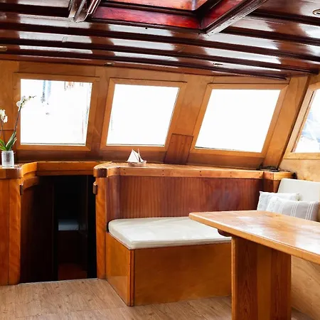 Barco Clasico En Barcelona Botel