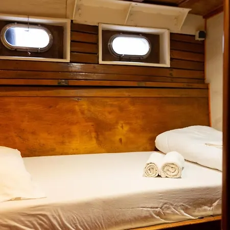 Botel Barco Clasico En Barcelona Sant Adria de Besos
